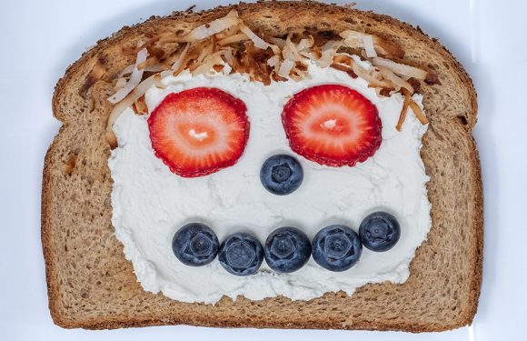 Vitamin Bee ® Strawberry Blueberry Smiley Toast